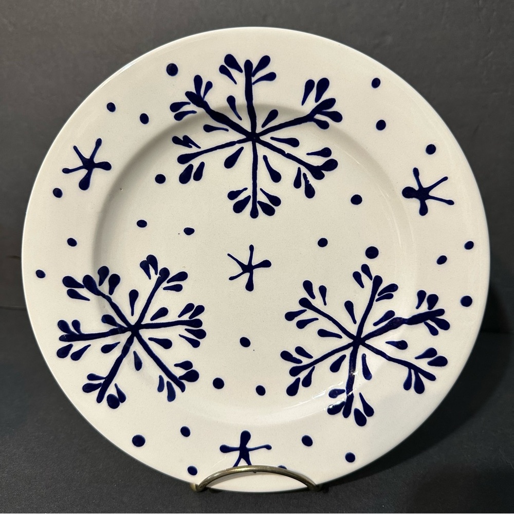 Set of 2 Blue & White Snowflakes Design Hand Painted In Italy 8.75" Salad Plates - Picture 2 of 14